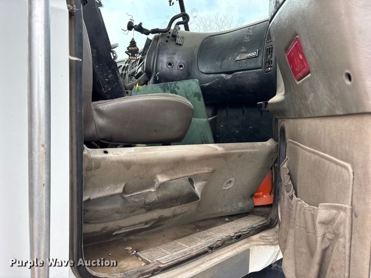 image for item ES8758 2001 Mack CH613 truck cab and chassis