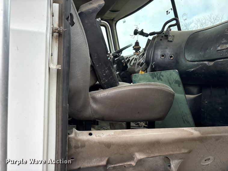 image for item ES8758 2001 Mack CH613 truck cab and chassis