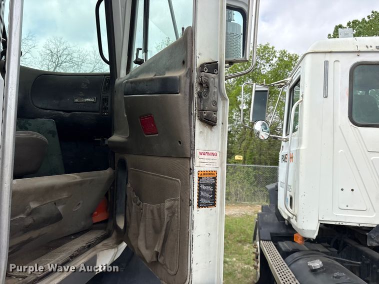 image for item ES8758 2001 Mack CH613 truck cab and chassis