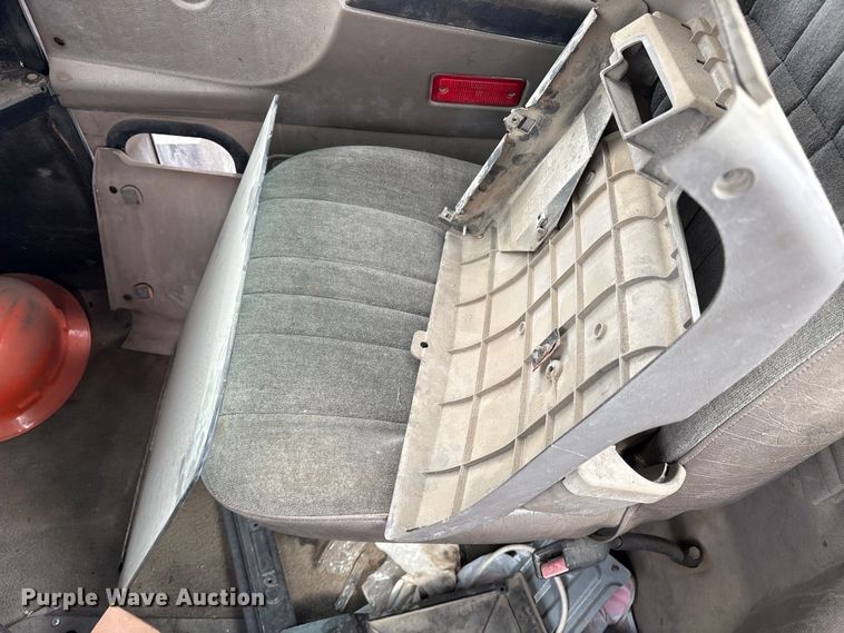 image for item ES8758 2001 Mack CH613 truck cab and chassis