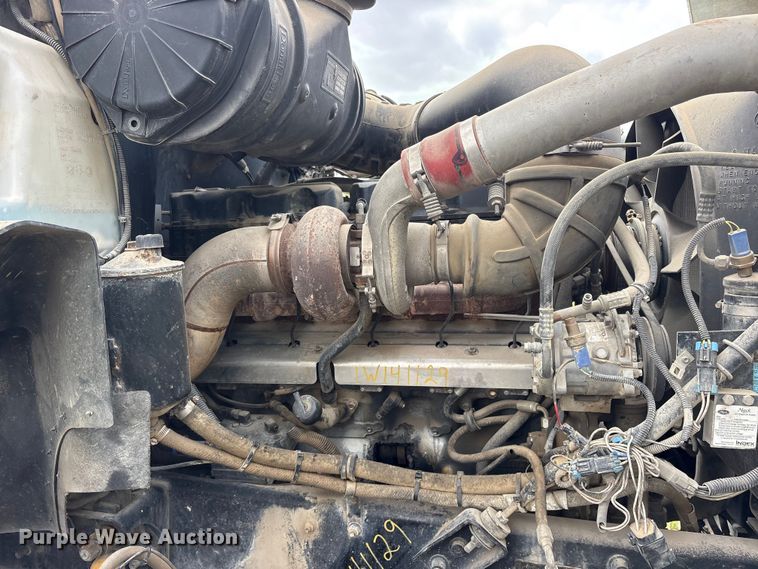 image for item ES8758 2001 Mack CH613 truck cab and chassis