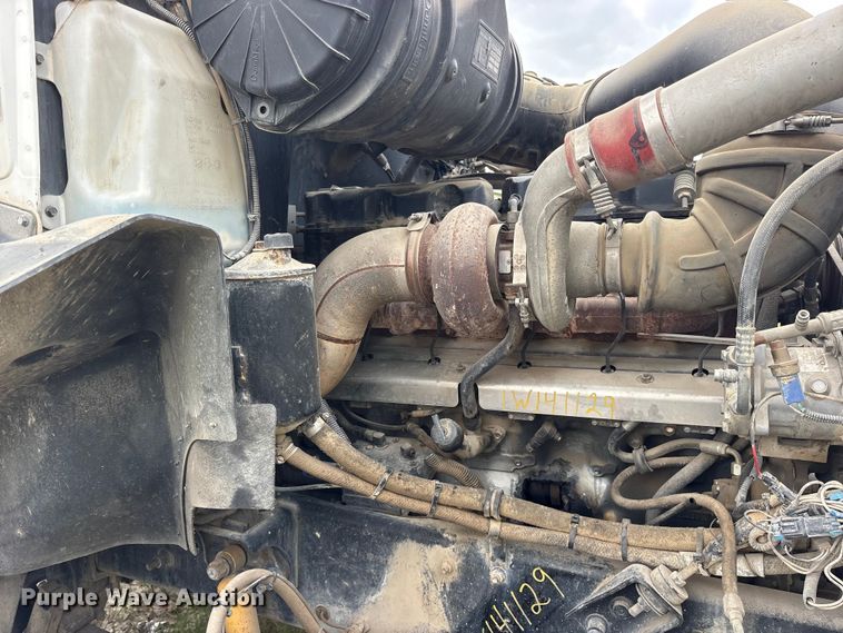 image for item ES8758 2001 Mack CH613 truck cab and chassis