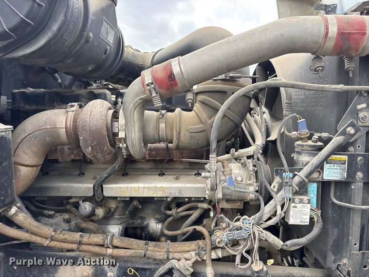 image for item ES8758 2001 Mack CH613 truck cab and chassis