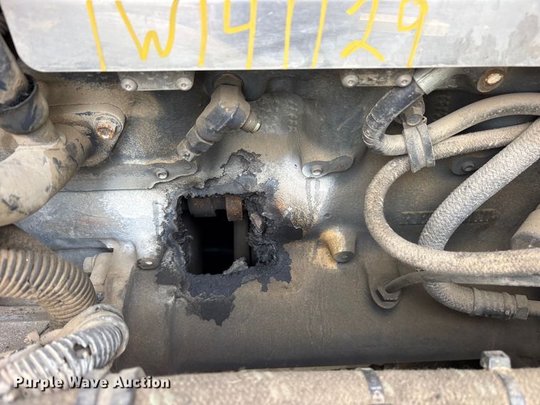 image for item ES8758 2001 Mack CH613 truck cab and chassis