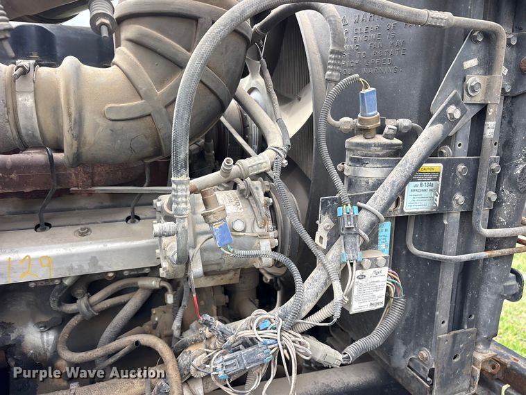 image for item ES8758 2001 Mack CH613 truck cab and chassis