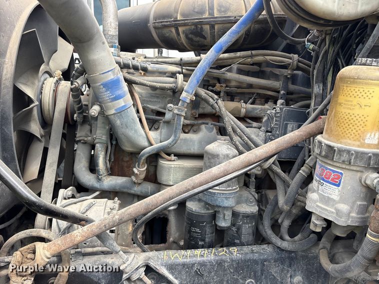 image for item ES8758 2001 Mack CH613 truck cab and chassis