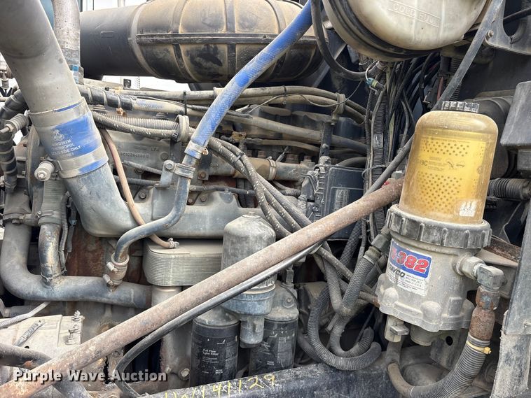 image for item ES8758 2001 Mack CH613 truck cab and chassis