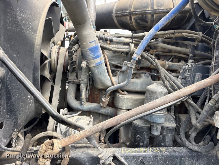 image for item ES8758 2001 Mack CH613 truck cab and chassis