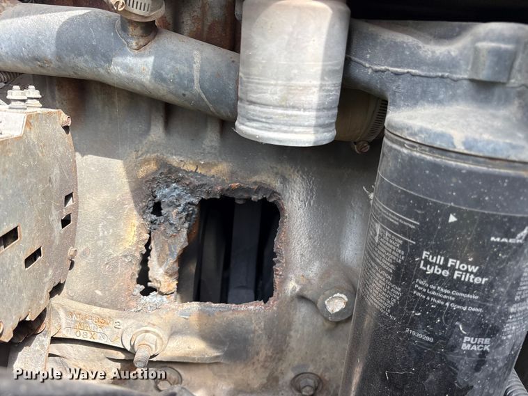 image for item ES8758 2001 Mack CH613 truck cab and chassis