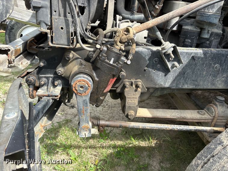 image for item ES8758 2001 Mack CH613 truck cab and chassis