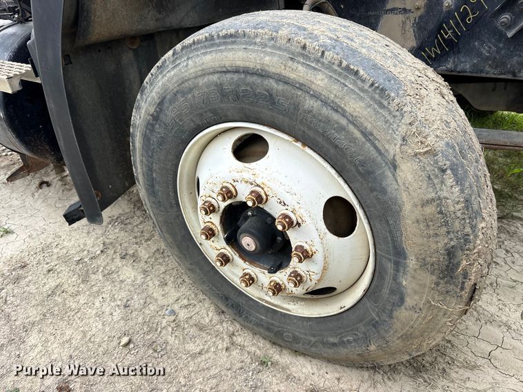 image for item ES8758 2001 Mack CH613 truck cab and chassis