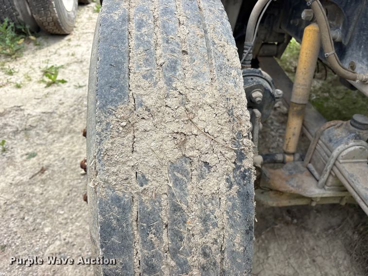 image for item ES8758 2001 Mack CH613 truck cab and chassis