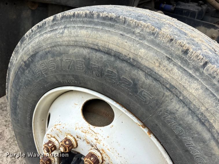 image for item ES8758 2001 Mack CH613 truck cab and chassis