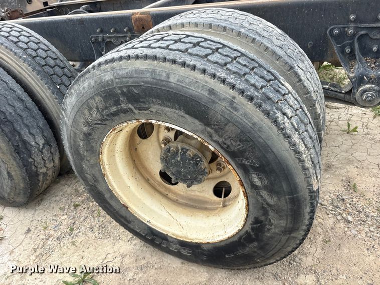 image for item ES8758 2001 Mack CH613 truck cab and chassis