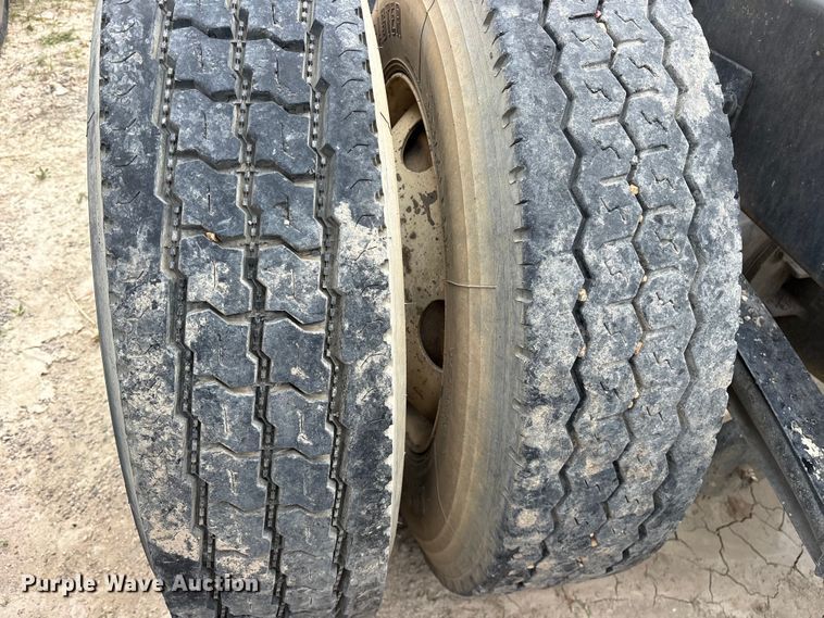 image for item ES8758 2001 Mack CH613 truck cab and chassis