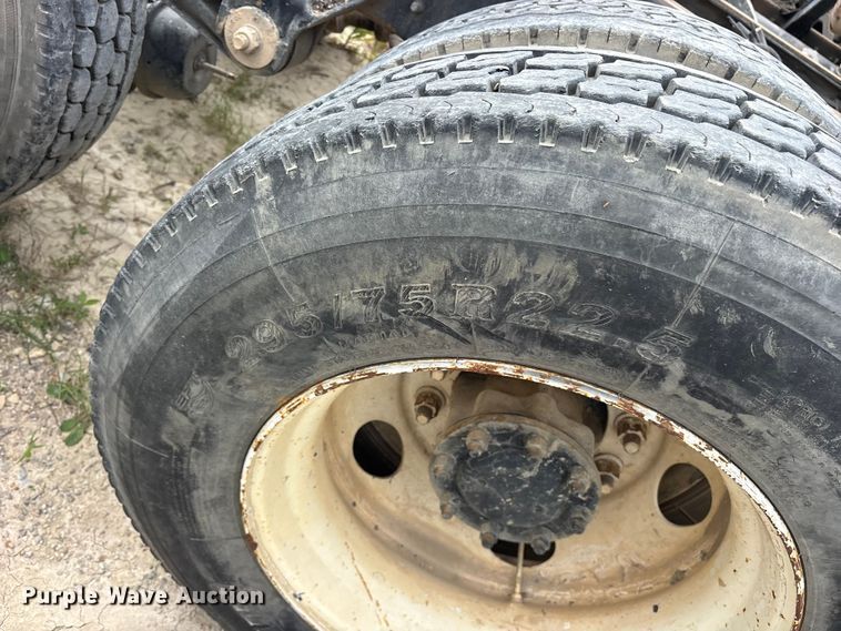 image for item ES8758 2001 Mack CH613 truck cab and chassis