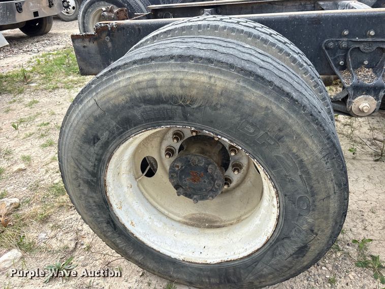 image for item ES8758 2001 Mack CH613 truck cab and chassis