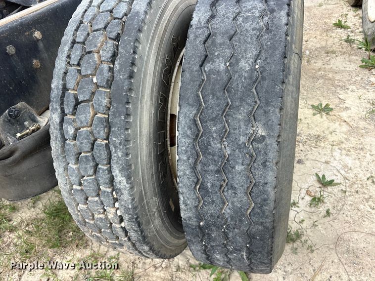 image for item ES8758 2001 Mack CH613 truck cab and chassis