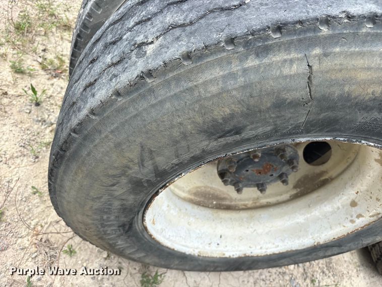 image for item ES8758 2001 Mack CH613 truck cab and chassis