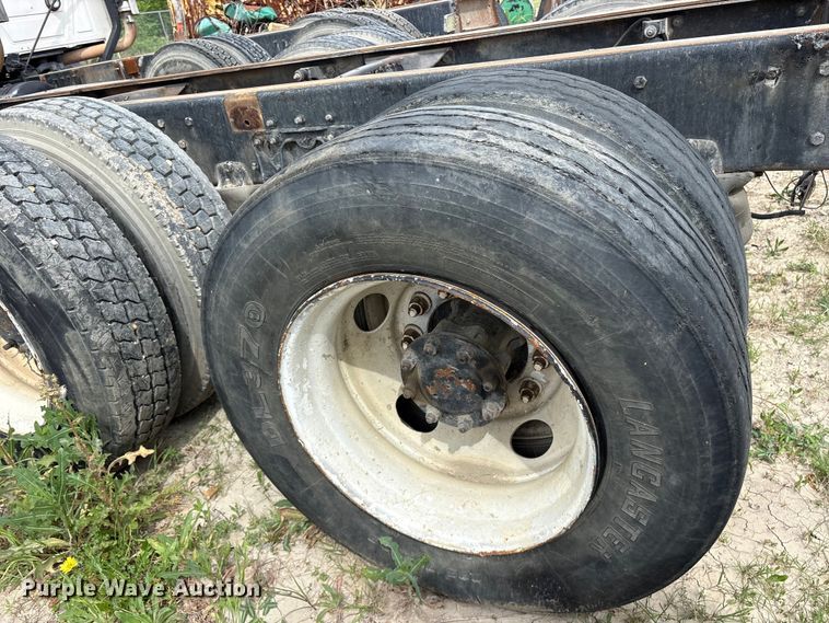 image for item ES8758 2001 Mack CH613 truck cab and chassis