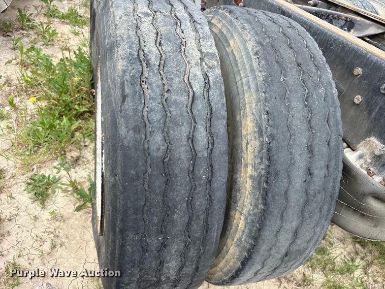 image for item ES8758 2001 Mack CH613 truck cab and chassis