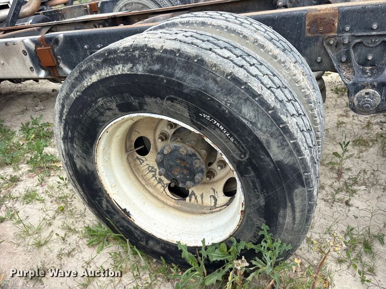 image for item ES8758 2001 Mack CH613 truck cab and chassis