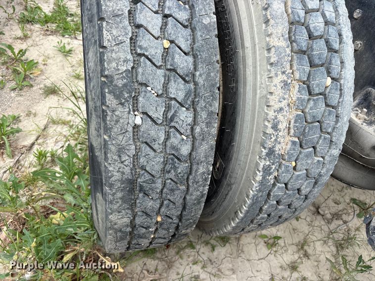 image for item ES8758 2001 Mack CH613 truck cab and chassis