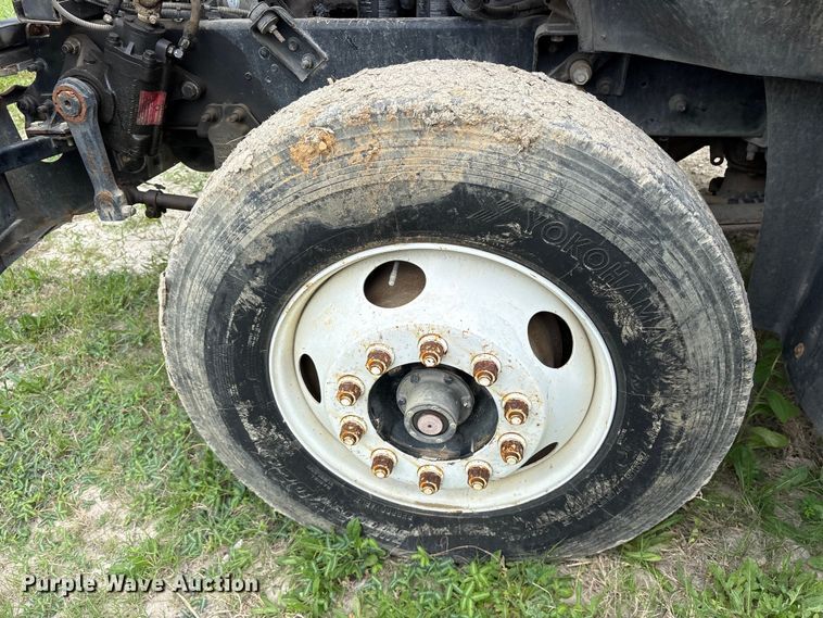 image for item ES8758 2001 Mack CH613 truck cab and chassis