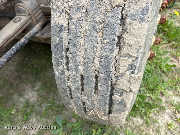 image for item ES8758 2001 Mack CH613 truck cab and chassis