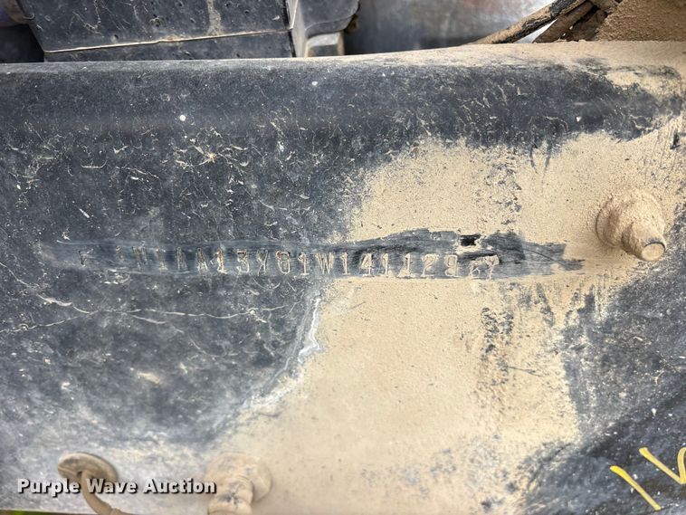 image for item ES8758 2001 Mack CH613 truck cab and chassis