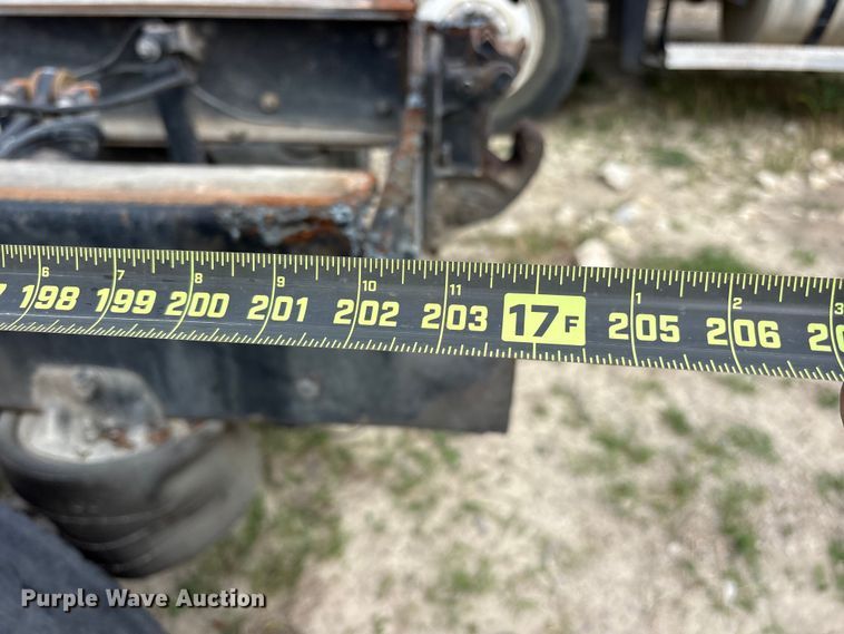 image for item ES8758 2001 Mack CH613 truck cab and chassis