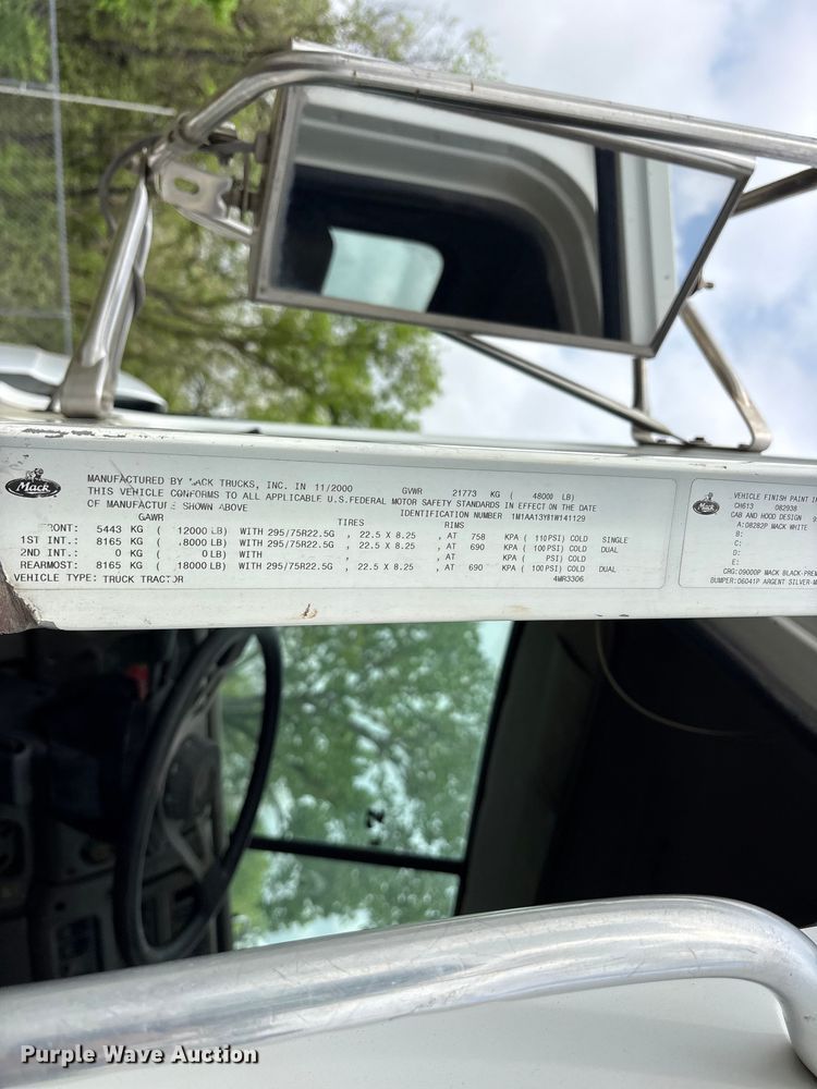 image for item ES8758 2001 Mack CH613 truck cab and chassis