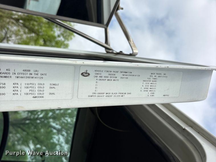 image for item ES8758 2001 Mack CH613 truck cab and chassis