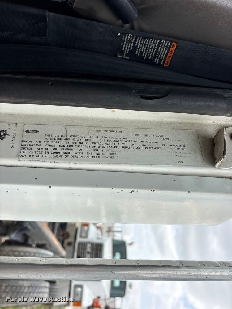 image for item ES8758 2001 Mack CH613 truck cab and chassis