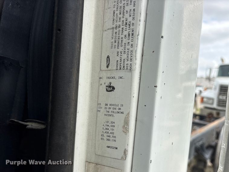 image for item ES8758 2001 Mack CH613 truck cab and chassis