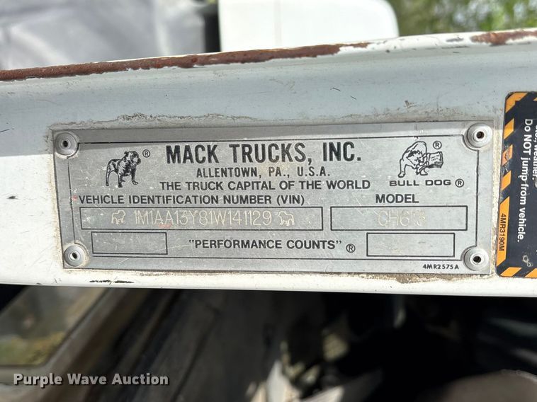 image for item ES8758 2001 Mack CH613 truck cab and chassis