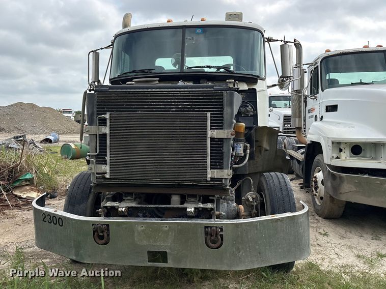 image for item ES8759 2000 Mack CH613 truck cab and chassis