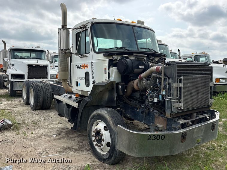 image for item ES8759 2000 Mack CH613 truck cab and chassis
