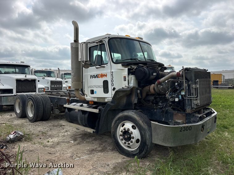 image for item ES8759 2000 Mack CH613 truck cab and chassis