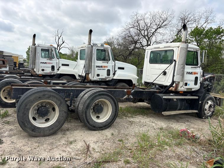 image for item ES8759 2000 Mack CH613 truck cab and chassis