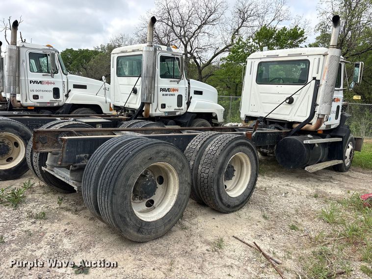 image for item ES8759 2000 Mack CH613 truck cab and chassis