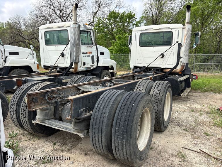 image for item ES8759 2000 Mack CH613 truck cab and chassis