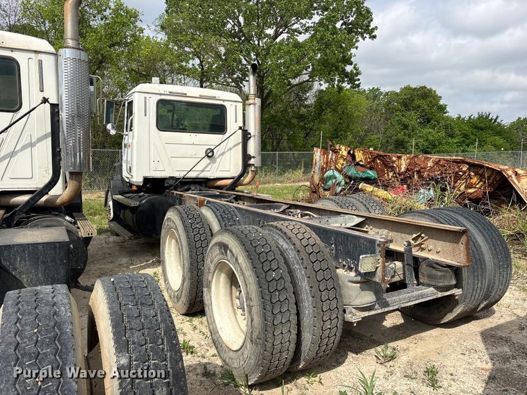 image for item ES8759 2000 Mack CH613 truck cab and chassis