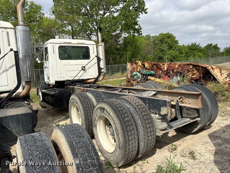 image for item ES8759 2000 Mack CH613 truck cab and chassis