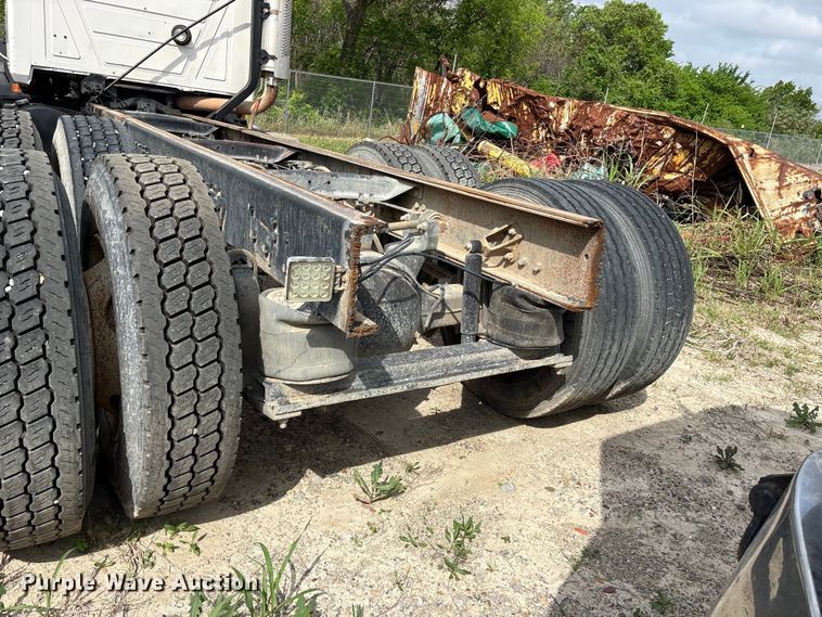 image for item ES8759 2000 Mack CH613 truck cab and chassis