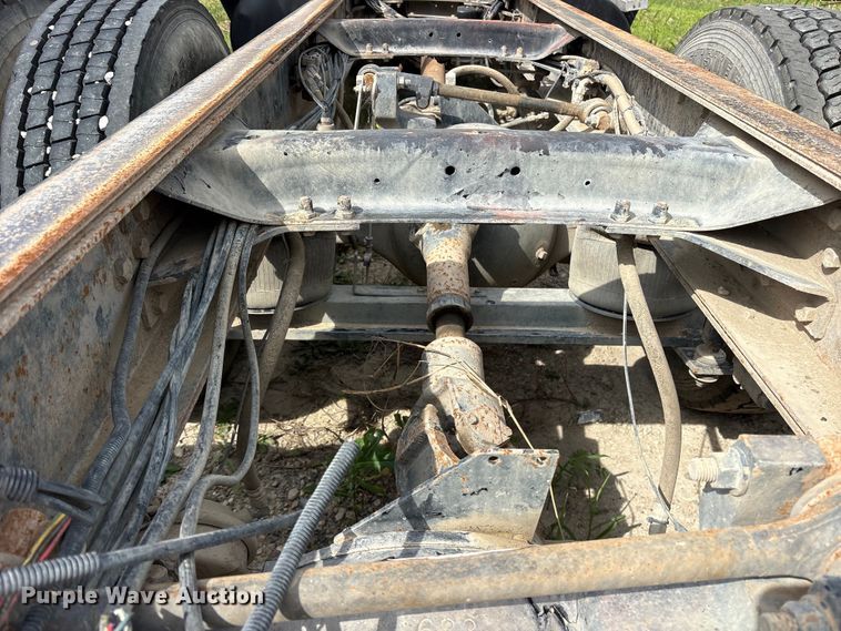 image for item ES8759 2000 Mack CH613 truck cab and chassis