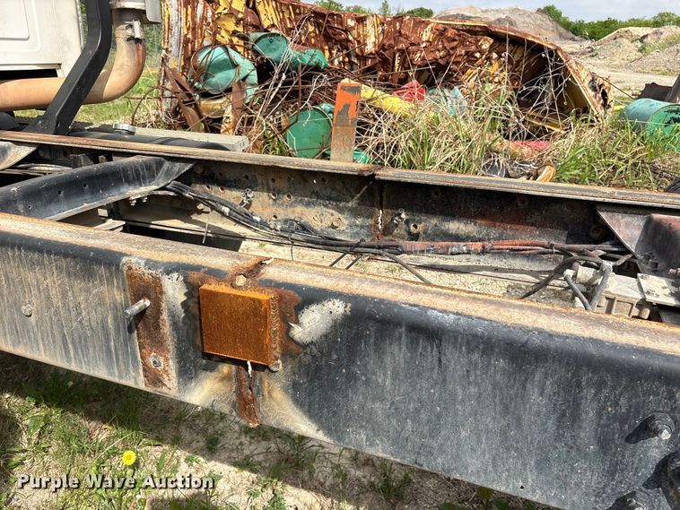 image for item ES8759 2000 Mack CH613 truck cab and chassis