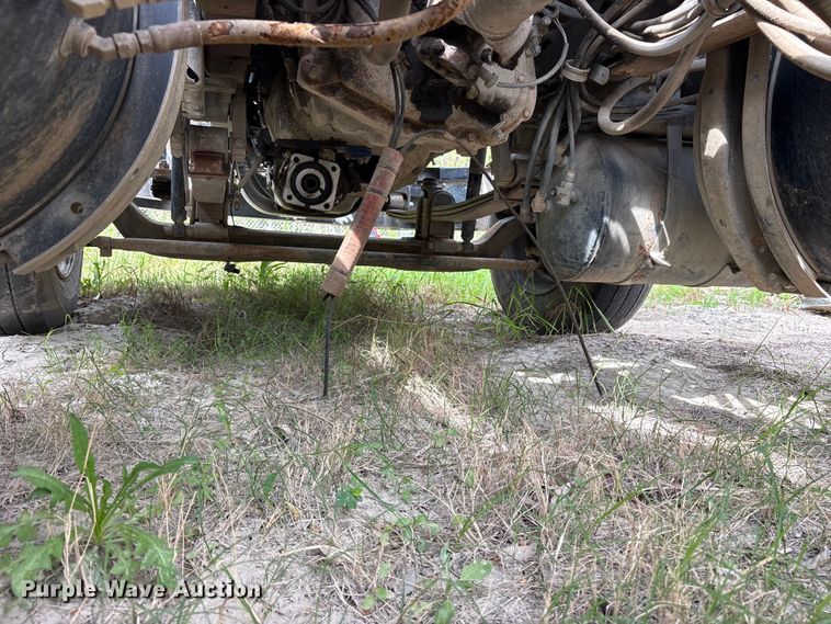 image for item ES8759 2000 Mack CH613 truck cab and chassis