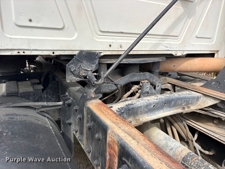 image for item ES8759 2000 Mack CH613 truck cab and chassis