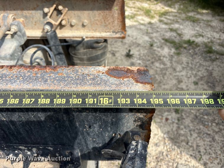 image for item ES8759 2000 Mack CH613 truck cab and chassis